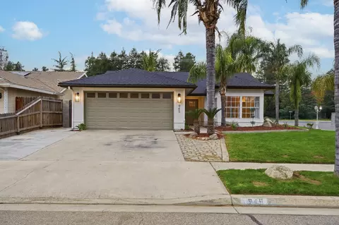 945 N Oakwood Ct, Visalia, CA 93291