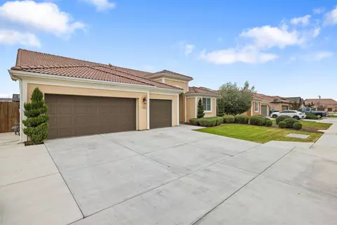 3096 Markham St, Tulare, CA 93274 photo 2