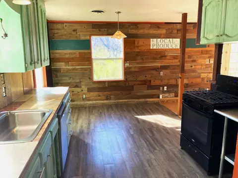 Kitchen - 43560 Skyline Dr, Three Rivers, CA 93271 photo 2 of 3