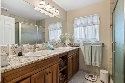 Bath - 615 N Orange Ave, Exeter, CA 93221 photo 2 of 3
