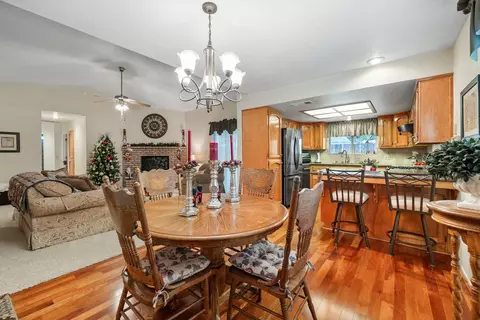 Dining - 615 N Orange Ave, Exeter, CA 93221 photo 1 of 3