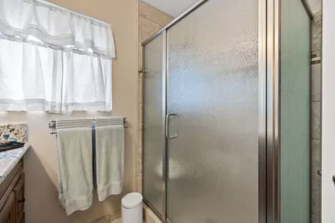 Bath - 615 N Orange Ave, Exeter, CA 93221 photo 1 of 3