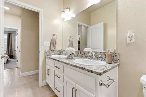 Bath - 3636 E Meadow Ct, Visalia, CA 93292 photo 2 of 4