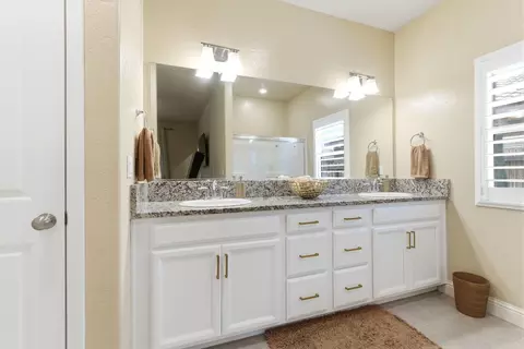 Bath - 3636 E Meadow Ct, Visalia, CA 93292 photo 3 of 4