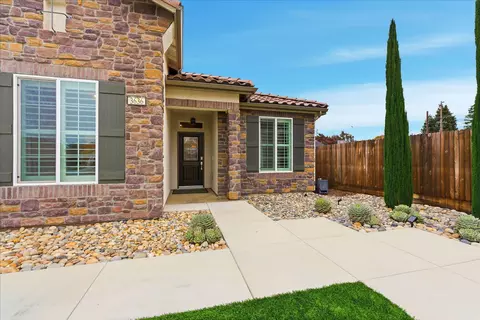 Exterior - 3636 E Meadow Ct, Visalia, CA 93292 photo 3 of 8