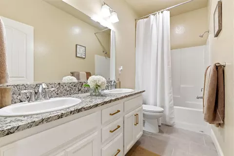 Bath - 3636 E Meadow Ct, Visalia, CA 93292 photo 1 of 4
