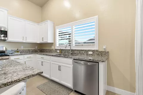 Kitchen - 3636 E Meadow Ct, Visalia, CA 93292 photo 3 of 6