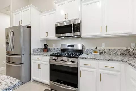 Kitchen - 3636 E Meadow Ct, Visalia, CA 93292 photo 6 of 6