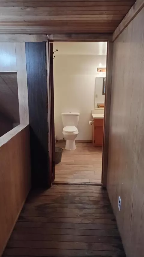 Bath - 594 Loop Dr, Springville, CA 93265 photo 2 of 3