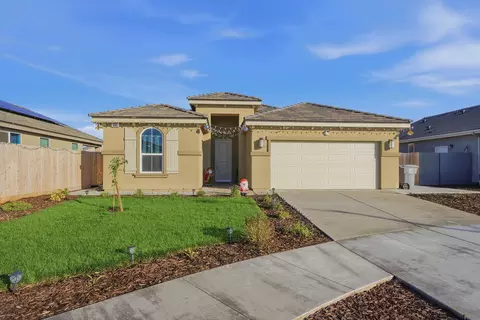 986 S Walnut Ave, Kerman, CA 93630