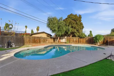 Exterior - 524 E Cypress Ave, Visalia, CA 93292 photo 5 of 6