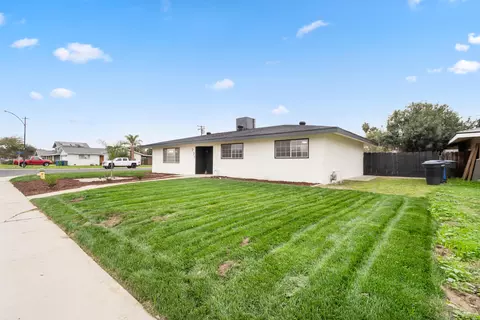 237 W Glendale Ave, Lemoore, CA 93245 photo 2
