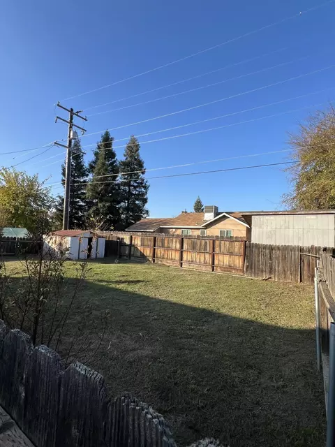 Exterior - 614 N View St, Visalia, CA 93292 photo 5 of 6