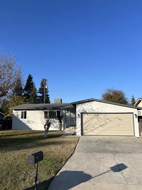 614 N View St, Visalia, CA 93292