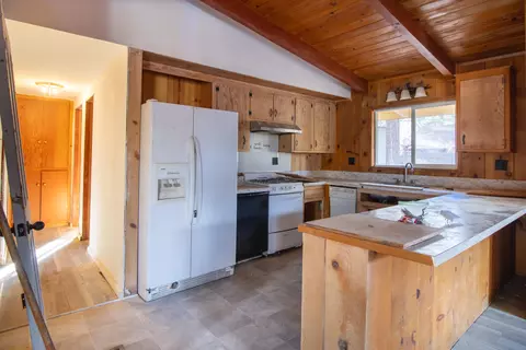 Kitchen - 5608 Sheepcreek Dr, Wrightwood, CA 92397 photo 1 of 4