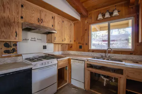 Kitchen - 5608 Sheepcreek Dr, Wrightwood, CA 92397 photo 4 of 4