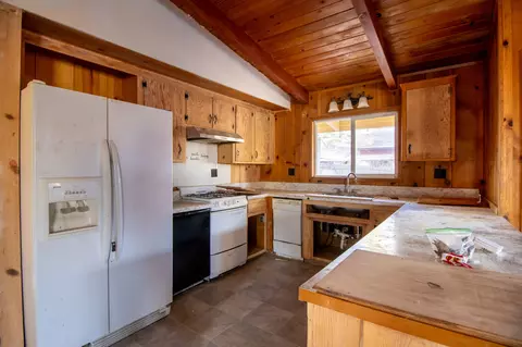 Kitchen - 5608 Sheepcreek Dr, Wrightwood, CA 92397 photo 2 of 4