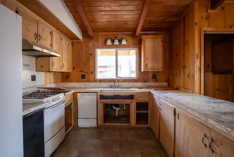 Kitchen - 5608 Sheepcreek Dr, Wrightwood, CA 92397 photo 3 of 4