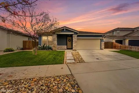 512 Daphne Ln, Lemoore, CA 93245