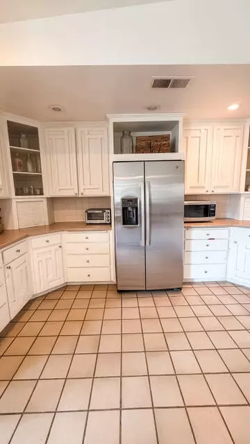 Kitchen - 31338 Dahlem Dr, Exeter, CA 93221 photo 4 of 6
