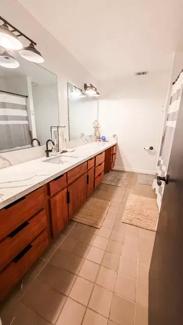 Bath - 31338 Dahlem Dr, Exeter, CA 93221 photo 2 of 4