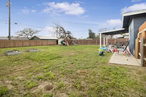 Exterior - 811 E Myrtle St, Hanford, CA 93230 photo 5 of 6
