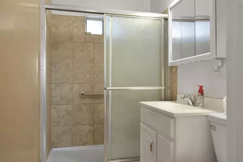 Bath - 811 E Myrtle St, Hanford, CA 93230 photo 2 of 2