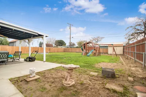 Exterior - 811 E Myrtle St, Hanford, CA 93230 photo 3 of 6