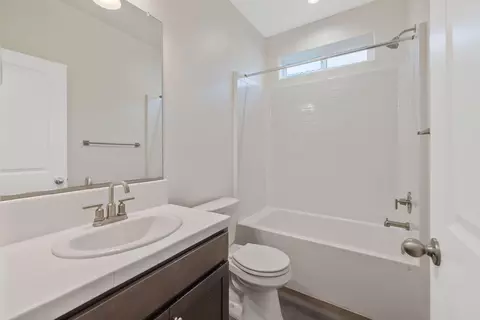 Bath - 4103 Hoblitt Ave, Clovis, CA 93619 photo 1 of 2