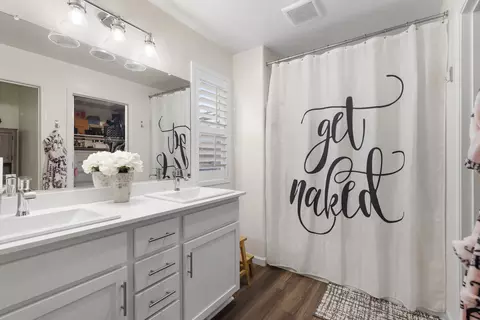 Bath - 2367 Sawgrass Ave, Tulare, CA 93274 photo 4 of 5