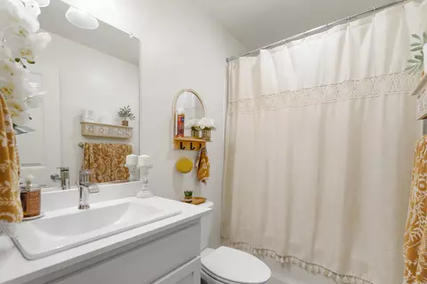 Bath - 2367 Sawgrass Ave, Tulare, CA 93274 photo 1 of 5