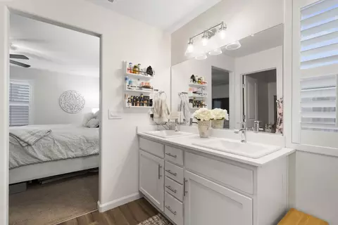 Bath - 2367 Sawgrass Ave, Tulare, CA 93274 photo 2 of 5