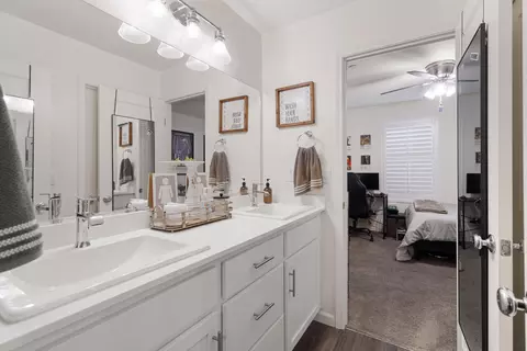 Bath - 2367 Sawgrass Ave, Tulare, CA 93274 photo 3 of 5