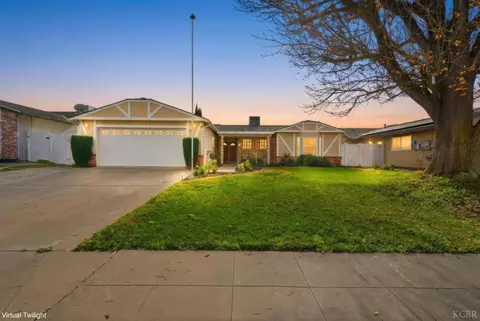 905 Redwood Ln, Lemoore, CA 93245