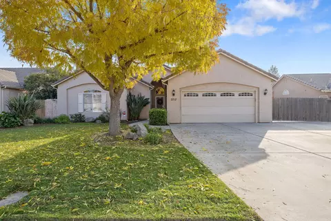 2717 W Oakridge Ave, Visalia, CA 93291