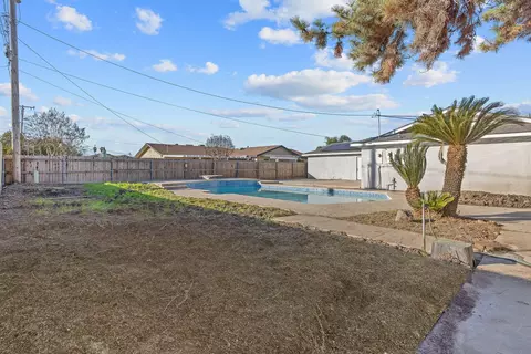 Exterior - 1747 E Sonora Ave, Tulare, CA 93274 photo 10 of 14