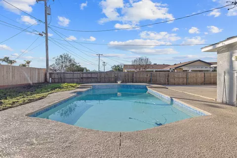Exterior - 1747 E Sonora Ave, Tulare, CA 93274 photo 13 of 14