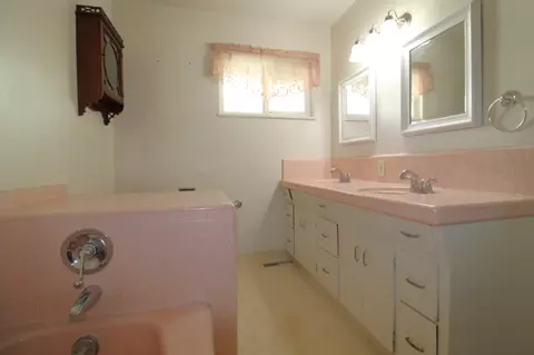 Bath - 309 Sycamore Dr, Exeter, CA 93221 photo 2 of 4