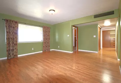 Living - 309 Sycamore Dr, Exeter, CA 93221 photo 4 of 7