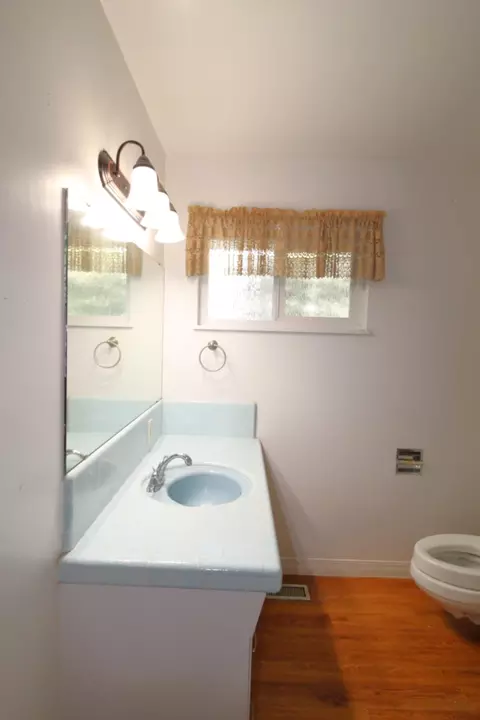 Bath - 309 Sycamore Dr, Exeter, CA 93221 photo 3 of 4