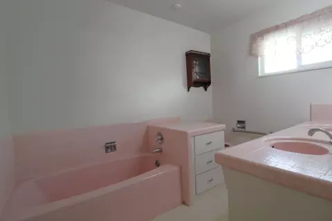 Bath - 309 Sycamore Dr, Exeter, CA 93221 photo 1 of 4
