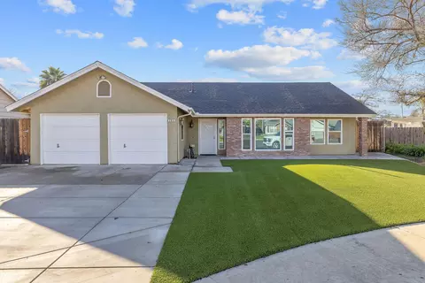 399 Palm Cir, Hanford, CA 93230