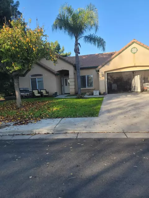 2530 W Porter Creek Ave, Porterville, CA 93257