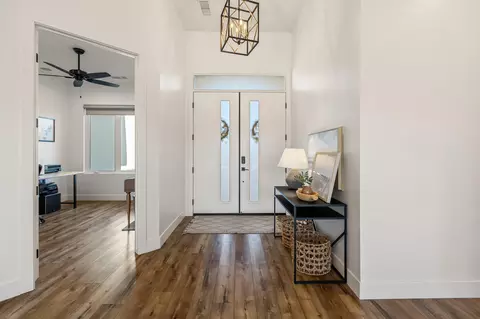 Entry Way - 131 N Anderson Rd #B, Exeter, CA 93221 photo 3 of 11