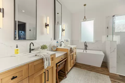 Bath - 131 N Anderson Rd #B, Exeter, CA 93221 photo 3 of 10