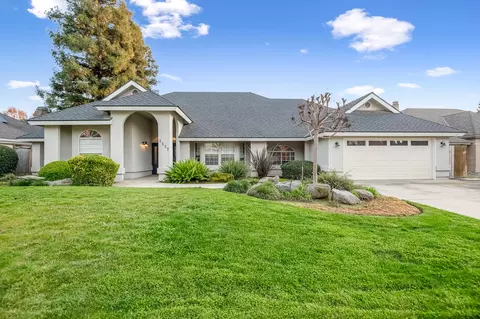 2537 E Hillcrest Ct, Visalia, CA 93292