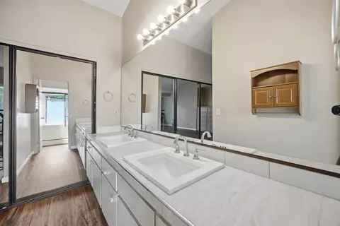 Bath - 1515 E Castlecrest Ave, Visalia, CA 93292 photo 3 of 4