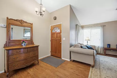 Entry Way - 1515 E Castlecrest Ave, Visalia, CA 93292 photo 2 of 3