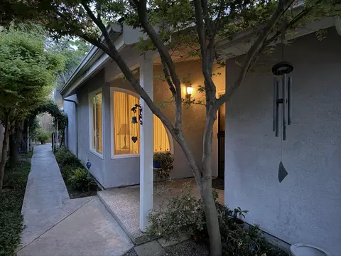1515 E Castlecrest Ave, Visalia, CA 93292