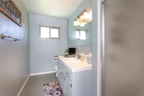 Bath - 40410 Cherokee Oaks Dr, Three Rivers, CA 93271 photo 1 of 2